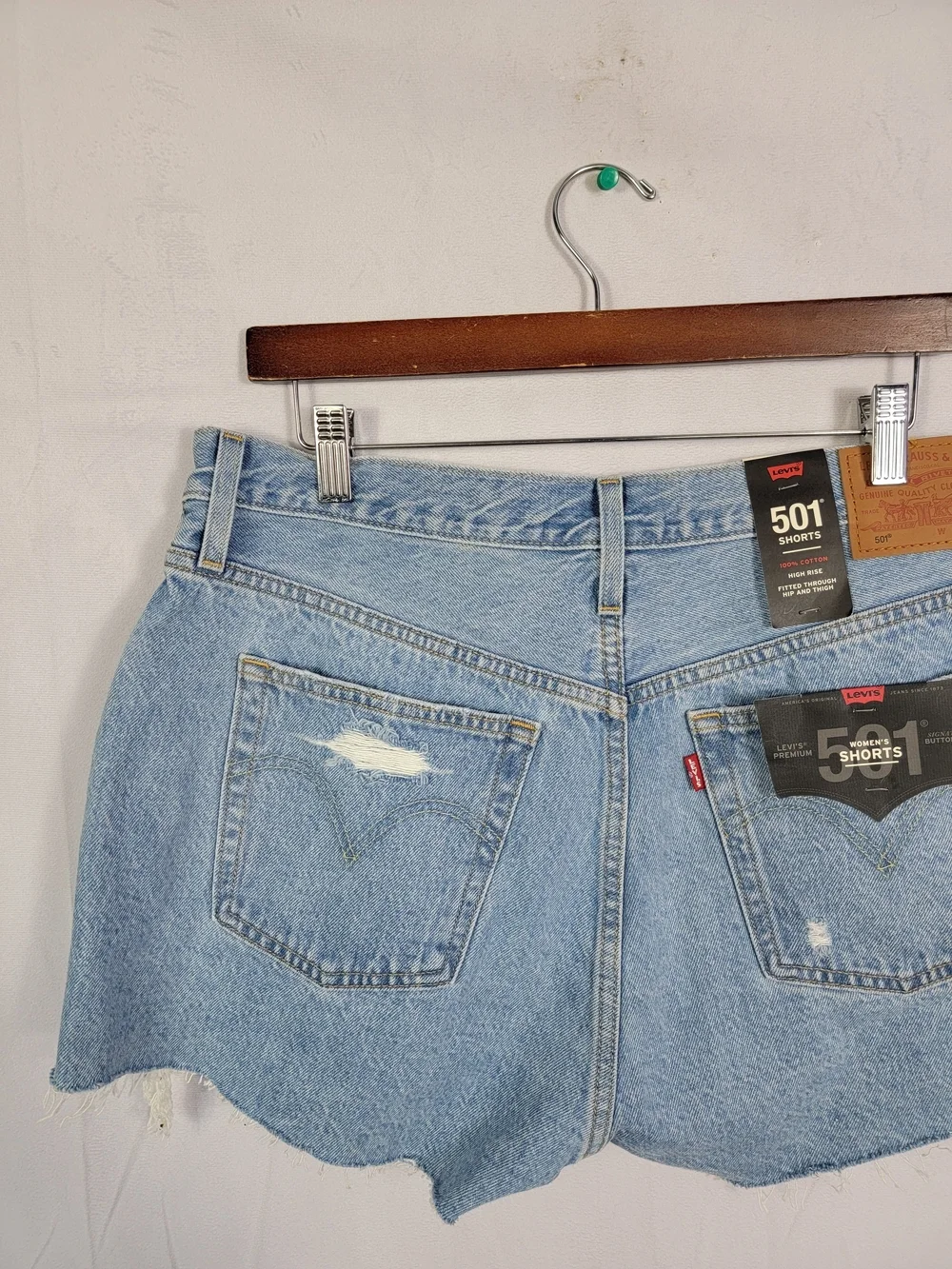 Women's NWT Size 32 Levi's High Rise Distressed Denim Shorts